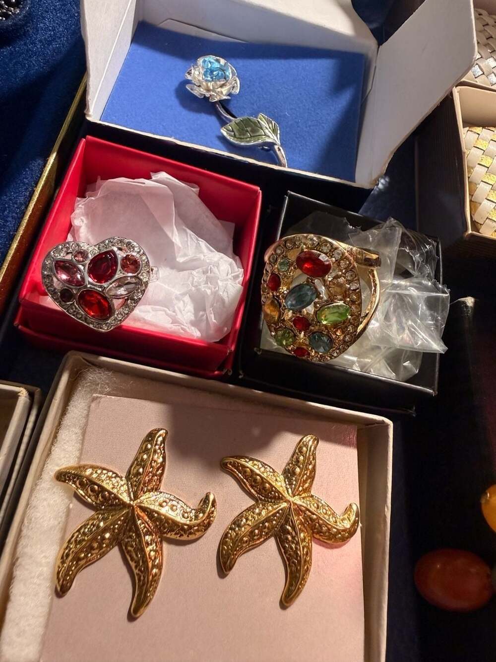 Large Vintage 1990s Avon Jewelry Collection, 12-Piece Lot, Cameo, Cross, Earring - Picture 5 of 8